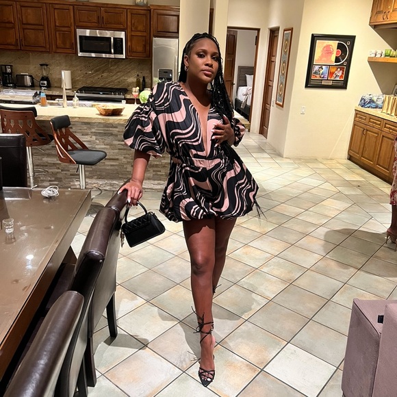 Stone Abstract Stripe Plunge Puffball Hem Romper - Picture 2 of 4